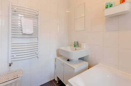 Photo 20 - Bright 1 Bedroom Apartment in Between Fulham and Chelsea
