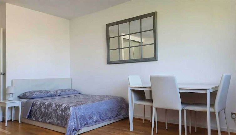 Photo 1 - Bright 1 Bedroom Apartment in Between Fulham and Chelsea
