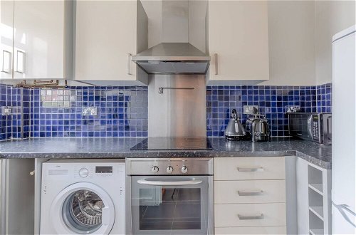 Photo 11 - Bright 1 Bedroom Apartment in Between Fulham and Chelsea