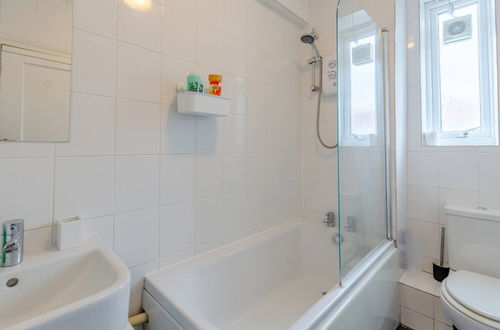 Photo 19 - Bright 1 Bedroom Apartment in Between Fulham and Chelsea