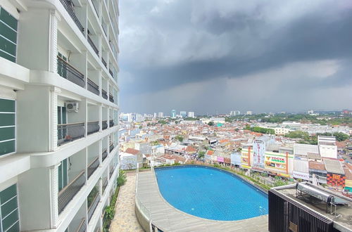 Photo 15 - Modern and Spacious Studio Room at Green Kosambi Apartment