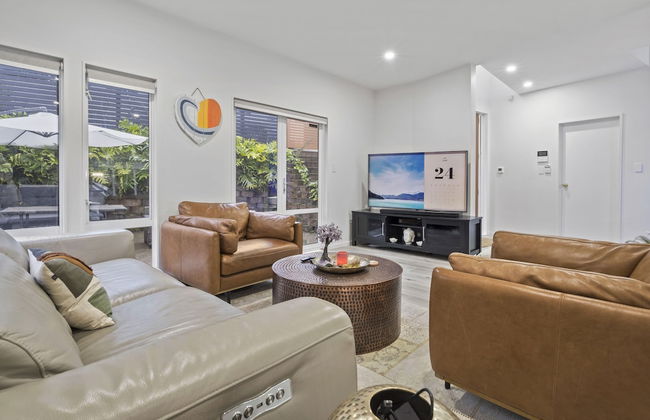 High-end Modern Villa Spa Pool & Views - Photo 26