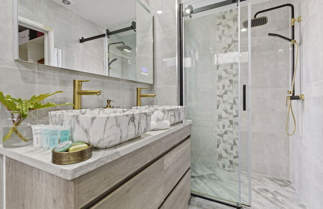 High-end Modern Villa Spa Pool & Views - Photo 35