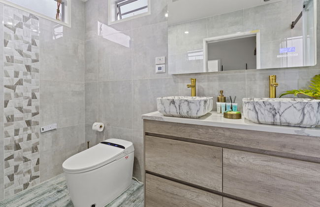 High-end Modern Villa Spa Pool & Views - Photo 36