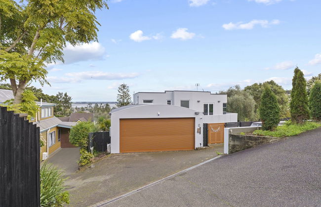 High-end Modern Villa Spa Pool & Views - Photo 49