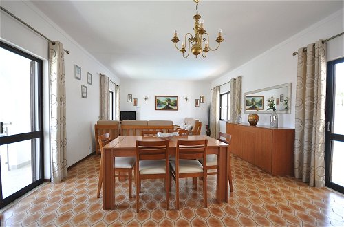 Foto 17 - Spacious 4 Bedroom Villa Located in its own Grounds, With Private Pool and Bbq