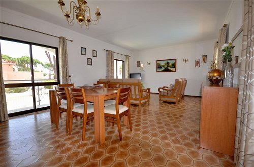 Foto 16 - Spacious 4 Bedroom Villa Located in its own Grounds, With Private Pool and Bbq