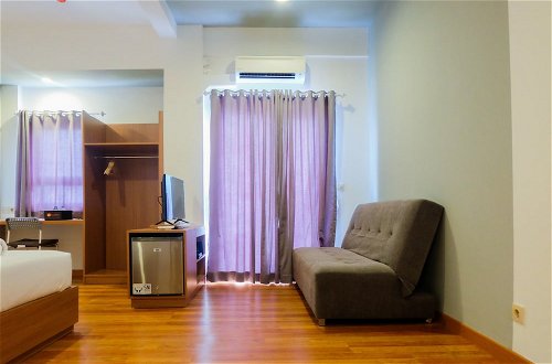 Photo 10 - Azalea Suites Cikarang Studio Apartment with Bathtub
