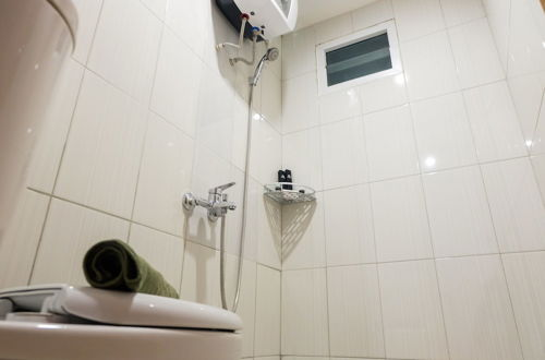 Foto 16 - Azalea Suites Cikarang Studio Apartment with Bathtub