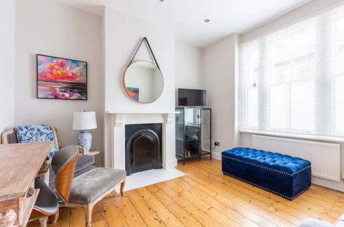 Photo 17 - Stylish 1 Bedroom Apartment in Nine Elms With Garden