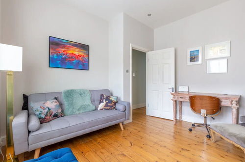 Photo 16 - Stylish 1 Bedroom Apartment in Nine Elms With Garden