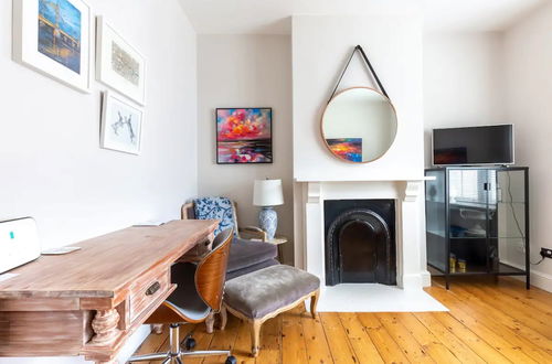 Photo 6 - Stylish 1 Bedroom Apartment in Nine Elms With Garden