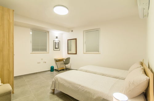 Photo 5 - Gzira Central Bright & Modern 2bdr Apt