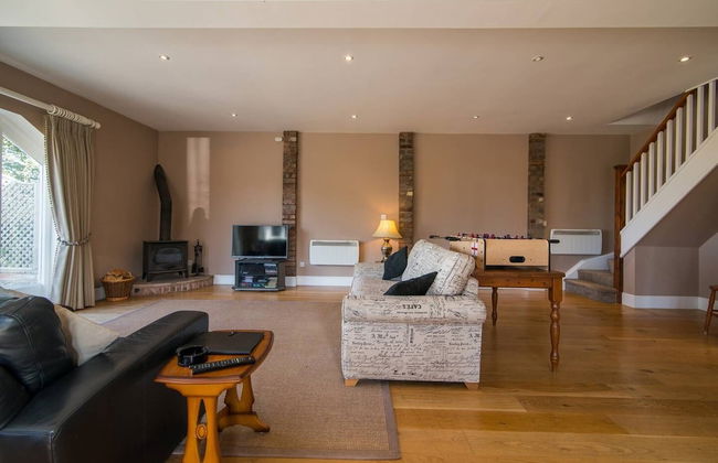 Super Spacious Barn Conversion With Free Wifi, Netflix Fireplace - Photo 17