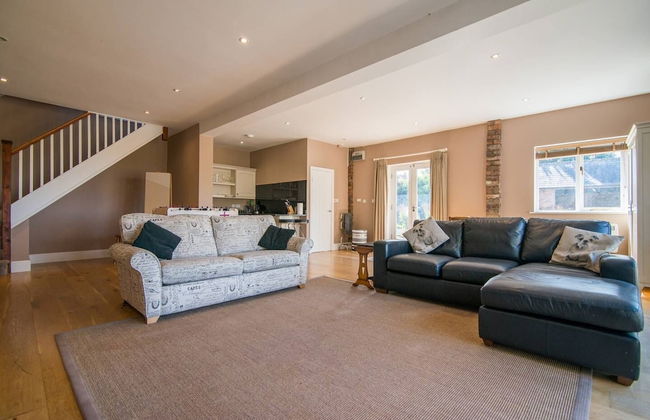 Super Spacious Barn Conversion With Free Wifi, Netflix Fireplace - Photo 12
