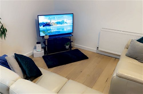 Photo 1 - Inviting 2-bed Apartment in Wakefield Charming
