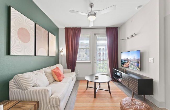 Serene 1BR King Suite Close to Downtown w Fast Wifi - Foto 14