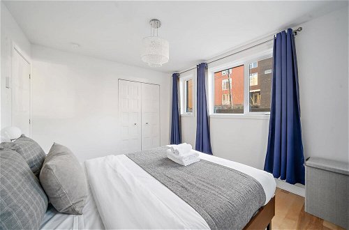 Foto 31 - Brand New Contemporary 2-bedroom Apartment