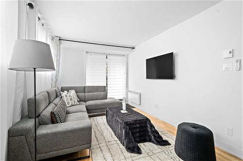 Foto 29 - Brand New Contemporary 2-bedroom Apartment