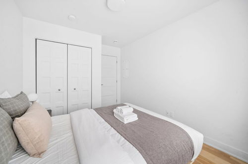 Foto 13 - Brand New Contemporary 2-bedroom Apartment