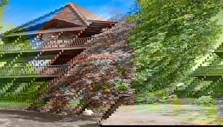 Foto 1 - Smoky Mountain Lodge 6 Bedroom Cabin by RedAwning