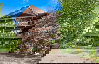 Foto 1 - Smoky Mountain Lodge 6 Bedroom Cabin by RedAwning