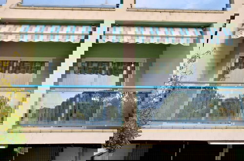 Foto 4 - Colourful Seaside Flat With Pool on the Rooftop