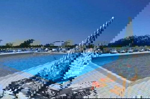 Foto 7 - Colourful Seaside Flat With Pool on the Rooftop