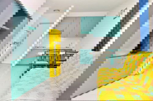 Foto 1 - Colourful Seaside Flat With Pool on the Rooftop