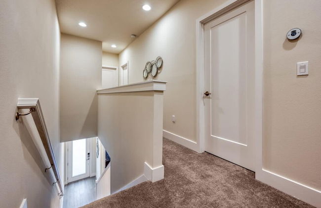 Spacious New Modern Retreat - Photo 14