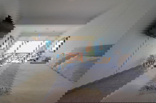 Photo 13 - Astonishing 2BR With Spectacular Ocean View