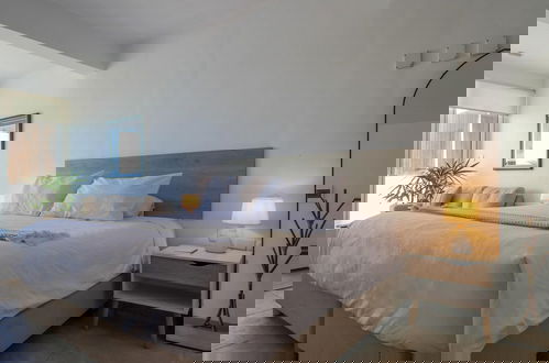 Photo 2 - Astonishing 2BR With Spectacular Ocean View