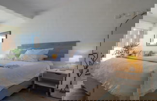 Photo 2 - Astonishing 2BR With Spectacular Ocean View