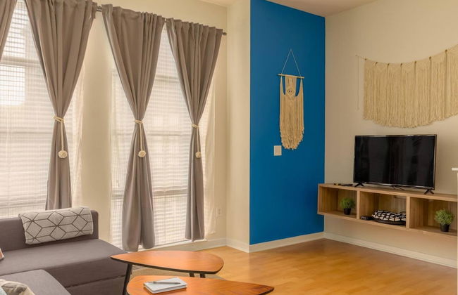 Vibrant 2-Story Apartment with Apple TV - Foto 12