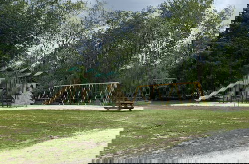 Foto 24 - Pocono Retreat: Lake, Firepit, Bbq, Gameroom, Ski 4 Bedroom Home by RedAwning