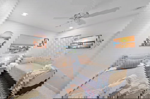 Foto 4 - Palm Paradise 3 Bedroom Home by RedAwning