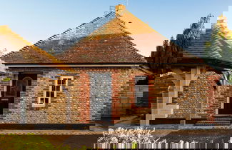Photo 1 - Quaint Coastal Cottage - 5 Mins From Beach