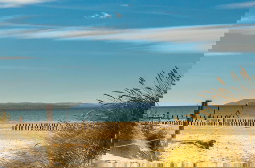 Photo 23 - Quaint Coastal Cottage - 5 Mins From Beach