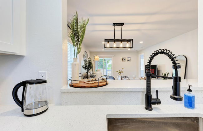 Charming Florida Beach Home w King Bed Patio - Foto 26