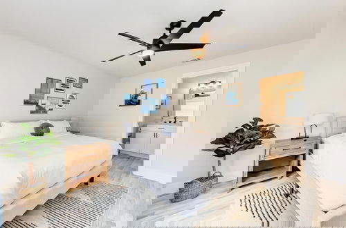 Foto 12 - Charming Florida Beach Home w King Bed Patio