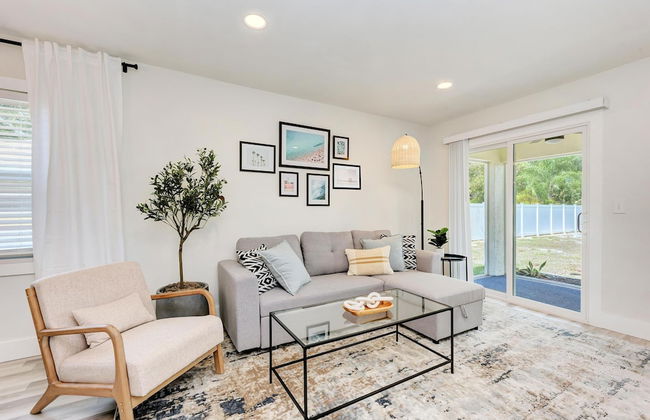 Charming Florida Beach Home w King Bed Patio - Foto 22