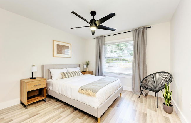 Charming Florida Beach Home w King Bed Patio - Foto 17