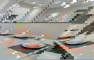 Foto 3 - Vacation fun in This Modern Luxury Home