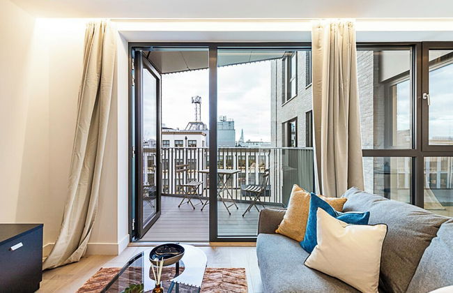 Chic and Sleek Oasis - Photo 12