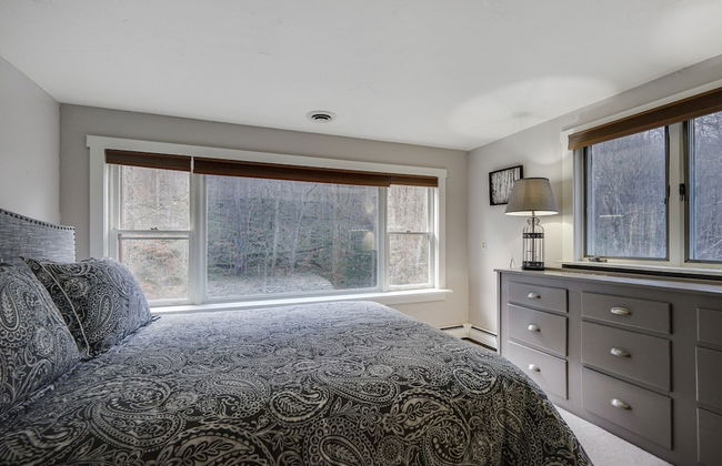 Killington Mountain Home! HotTub & 5 min to Skiing! 3 Bedroom Home by RedAwning - Foto 2