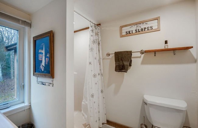 Killington Mountain Home! HotTub & 5 min to Skiing! 3 Bedroom Home by RedAwning - Foto 14