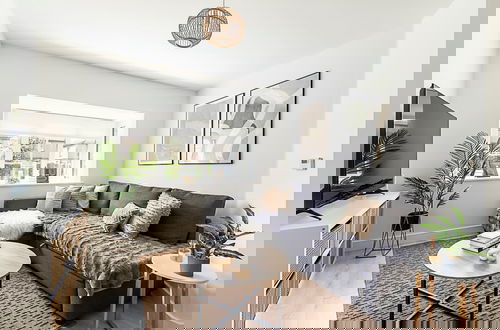 Foto 12 - Semi-detached House With Modern Bespoke Interior