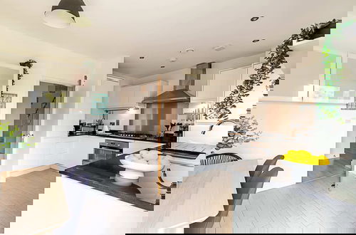 Foto 9 - Semi-detached House With Modern Bespoke Interior
