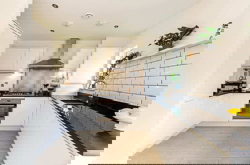 Foto 8 - Semi-detached House With Modern Bespoke Interior