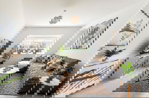 Foto 13 - Semi-detached House With Modern Bespoke Interior